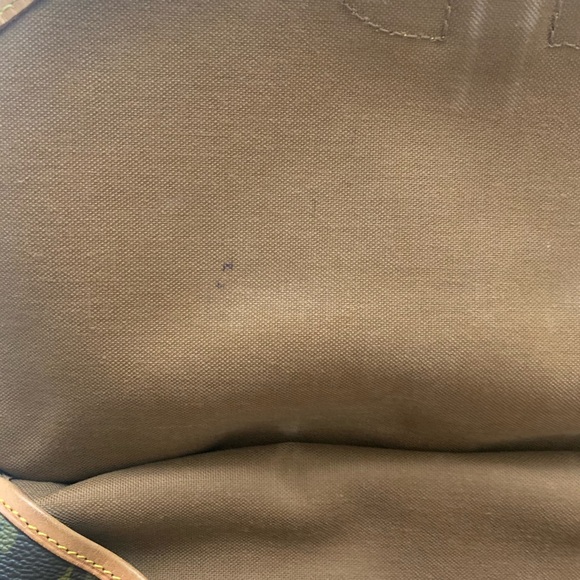 AUTHENTIC Louis Vuitton Saumur - Picture 10 of 16